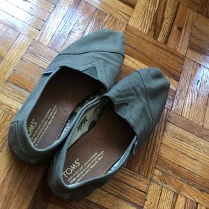 Size 7 green canvas Toms